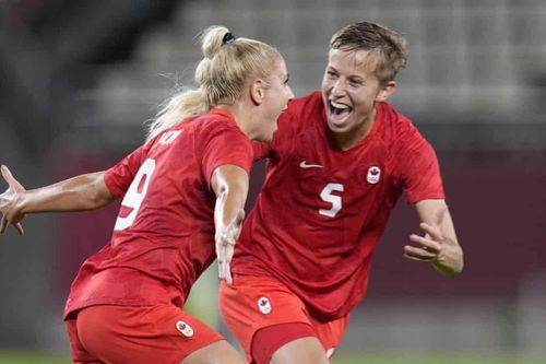 VĐV chuyển giới đầu tiên giành huy chương Olympic