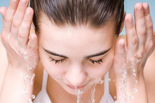 Cách chăm sóc da bị mụn trong mùa hè nhễ nhại