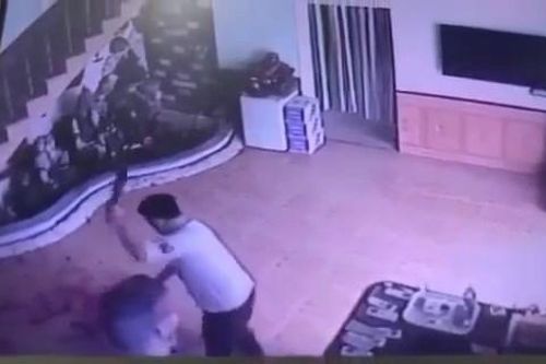 Xôn xao clip người đàn ông chém nhân tình hàng chục nhát… như chặt chuối