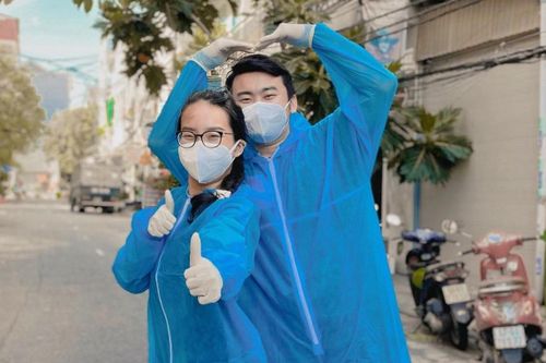 Đôi trẻ rủ nhau cùng đi chống dịch ở TP.HCM