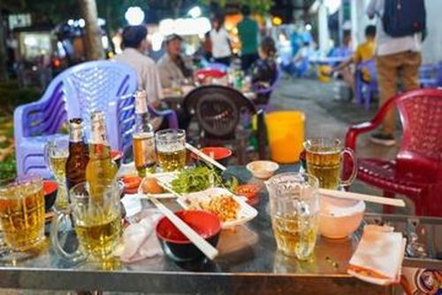 Tổ chức nhậu khi cách ly tập trung, 3 người bị xử phạt