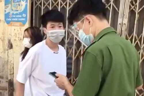 Thiếu niên chửi bới, xúc phạm công an khi bị kiểm tra giấy tờ