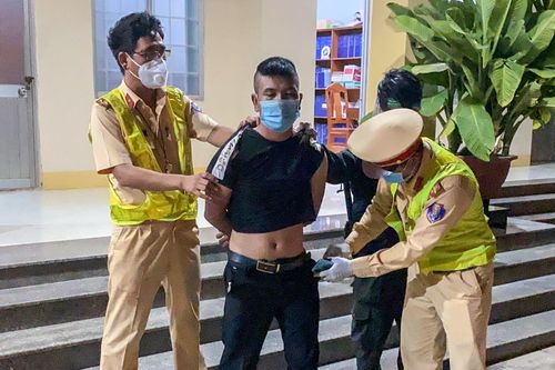 Thanh niên đâm vào xe CSGT khi bị truy đuổi
