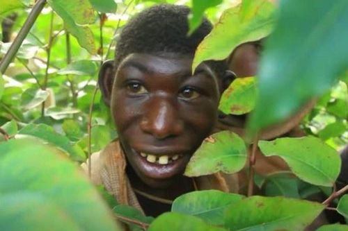 Chàng trai khuyết tật chỉ thích sống trong rừng ở Rwanda