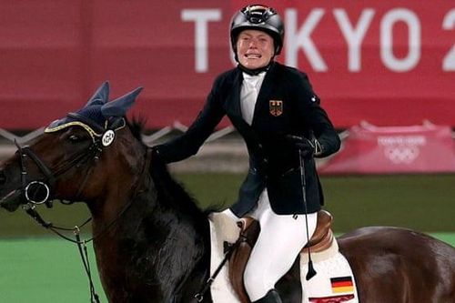Huấn luyện viên đội Đức bị loại khỏi Olympic vì đấm vào ngựa đấu
