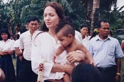 Đằng sau việc Angelina Jolie nhận nuôi Maddox