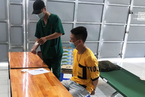 Cầm gạch ném công an vì không được qua chốt kiểm soát dịch