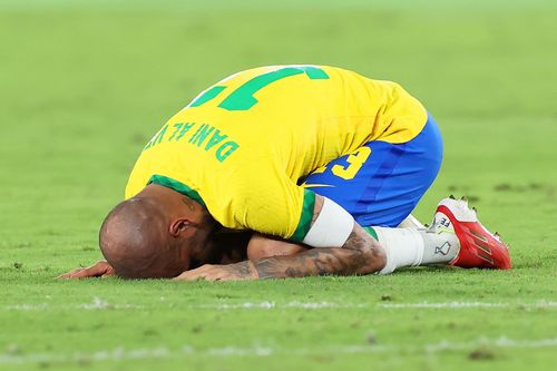Dani Alves đổ gục xuống sân sau khi giành HCV Olympic