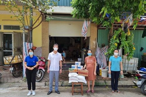 Quận Hà Đông: Phường Dương Nội tặng hơn 3 tấn gạo cho người lao động gặp khó khăn