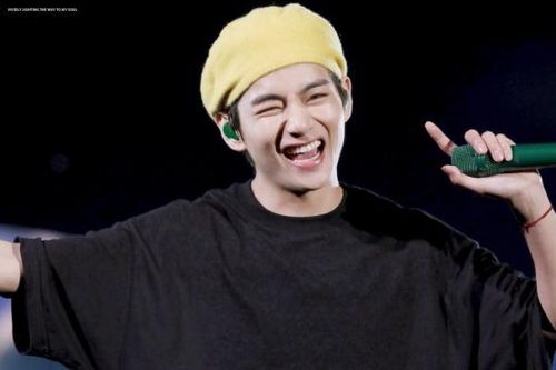 Màn đối đáp dễ thương trên Weverse của V và J-Hope khi fan xin lời khuyên