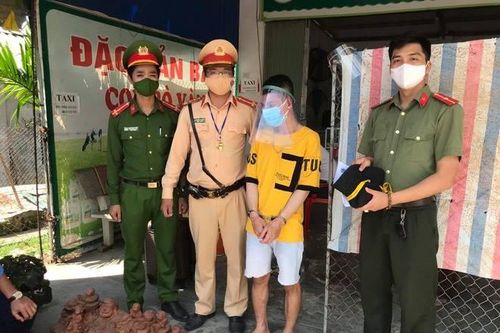 Hà Nội: Không qua được chốt kiểm dịch, nam thanh niên cầm gạch ném lực lượng chức năng