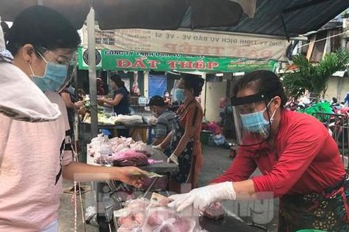 Lạ lẫm với phiên chợ 'combo' ngày dịch ở TPHCM