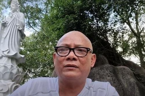 Nghệ sĩ Tấn Hoàng bất ngờ cạo đầu ăn chay