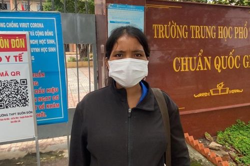 Người mẹ M'nông đi thi tốt nghiệp với ước mơ trở thành cô giáo