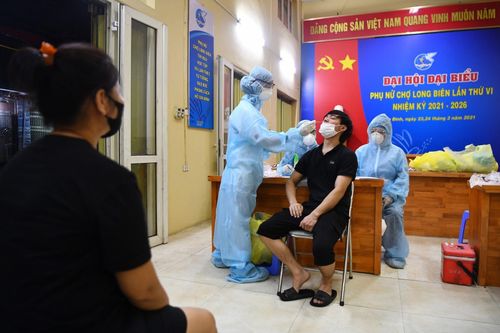 Hà Nội thêm 18 ca mắc mới COVID-19, có 14 trường hợp do ho sốt