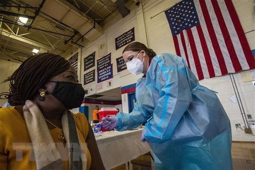 CDC Mỹ: Người chưa tiêm phòng có nguy cơ tái nhiễm cao gấp đôi