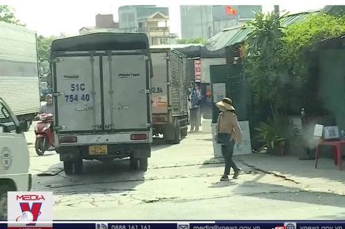 Nguy cơ lây nhiễm COVID-19 từ những bãi xe ở Hà Nội