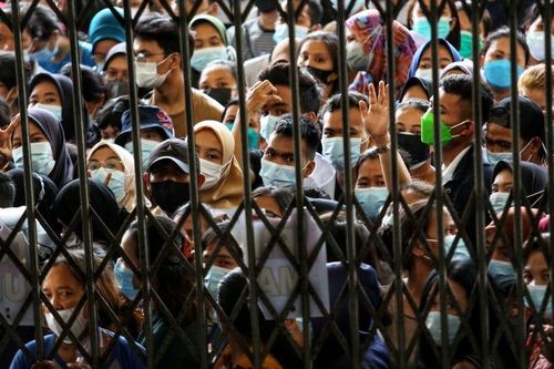 Video hàng nghìn người Indonesia chen lấn để tiêm chủng vì sợ biến thể Delta