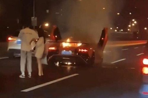 Siêu xe 21 tỷ đồng cháy rụi, nam thanh niên vẫn ung dung an ủi bạn gái