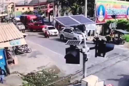 Cố băng qua đường ray, xe bán tải bị tàu hỏa đâm bẹp rúm