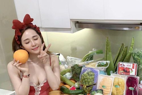 Tạo dáng với rau củ, Quỳnh Nga khiến dân tình 'bỏng mắt' với cặp tuyết lê sau lớp váy ngủ
