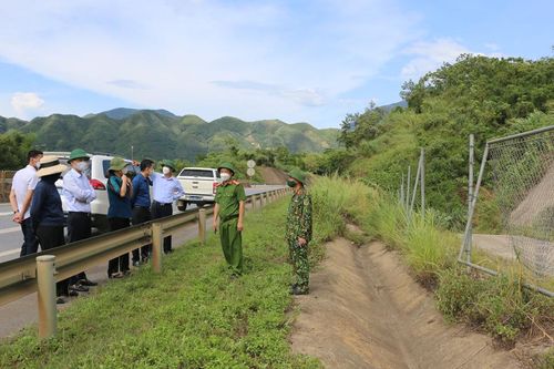 Phó Chủ tịch UBND tỉnh Giàng Thị Dung kiểm tra công tác phòng, chống dịch tại các đường mòn, lối mở trên địa bàn Văn Bàn