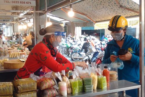 Chợ Đà Lạt: Các tiểu thương phải đeo kính chống giọt bắn khi bán hàng