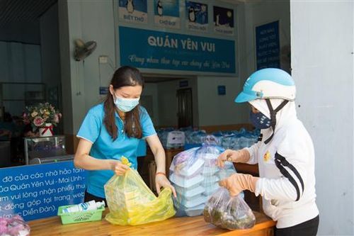 Phóng sự ảnh: Những 'suất cơm nghĩa tình' của quán 'Yên Vui'