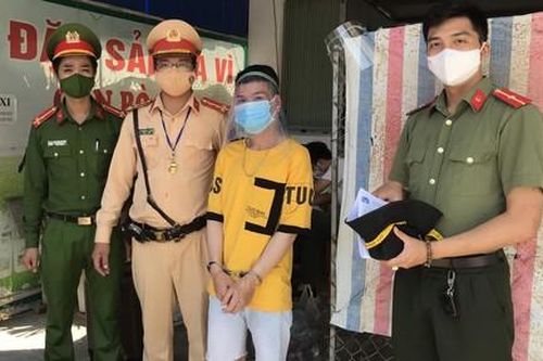 Thanh niên đi taxi dùng gạch ném cán bộ, yêu cầu mở chốt kiểm soát dịch