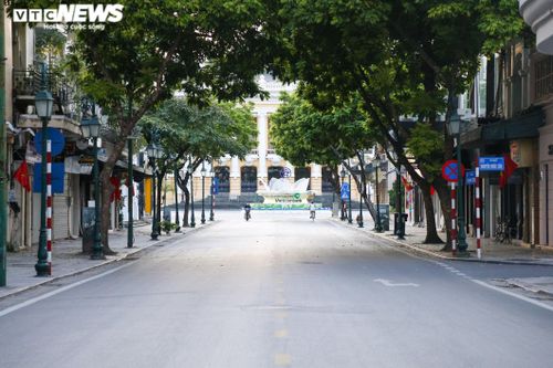 Đường phố Hà Nội vắng vẻ trước khi bước vào đợt giãn cách thứ 2
