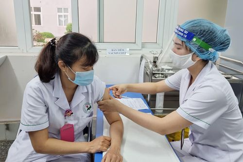 Bộ Y tế: Tiêm vaccine COVID-19 cuốn chiếu để tạo vùng xanh an toàn