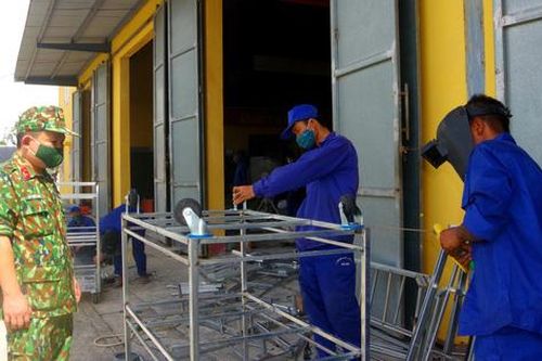 Bộ đội ngày, đêm làm hàng trăm giường sắt, phản gỗ phục vụ công dân cách ly