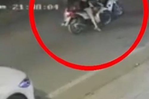 2 thanh niên phóng xe máy chặn đầu đánh người bất tỉnh giữa đường rồi bỏ chạy