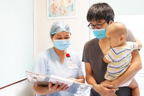 Cứu bé trai 9 tháng tuổi người Nhật ngã chấn thương sọ não khi đang cách ly