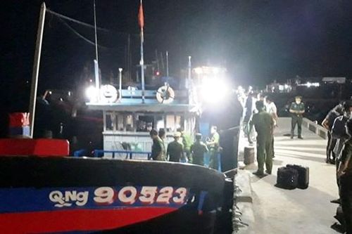 Quảng Ngãi: Đã đưa thi thể 3 ngư dân vào đất liền