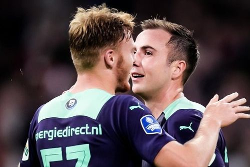 Gotze và đồng đội vùi dập Ajax 4-0