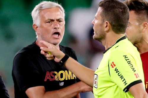 Mourinho nhận thẻ đỏ trong ngày AS Roma thua 2-5