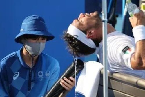 Tình nguyện viên Olympic làm việc liên tục dưới nắng nóng