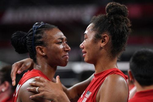 Tuyển bóng chuyền nữ Mỹ khóc khi lần đầu giành HCV Olympic