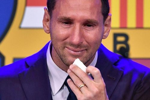 Messi khóc ở buổi họp báo chia tay Barca