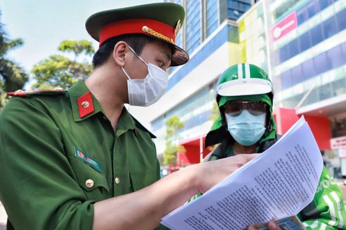 Hà Nội siết chặt kiểm soát giấy đi đường