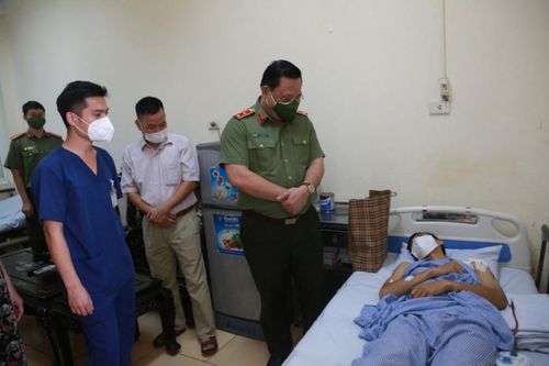 Giám đốc Công an TP Hà Nội thăm, động viên chiến sỹ bị shipper 'thông chốt' đâm trọng thương