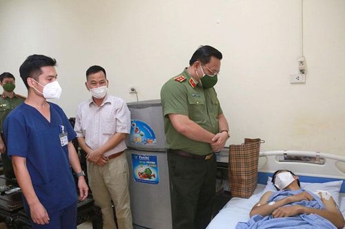 Động viên Thượng úy Công an bị thương khi trực chốt phòng, chống dịch