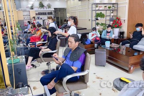 Người dân Hà Tĩnh tranh thủ đi cắt tóc trước 'giờ G'