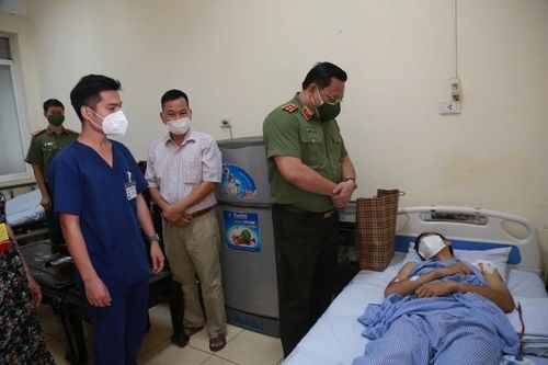 Giám đốc Công an Hà Nội thăm, động viên chiến sỹ công an bị shipper 'thông chốt' đâm trọng thương