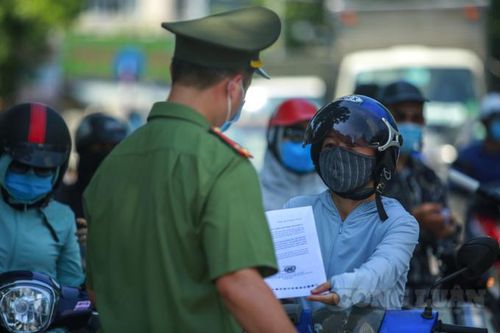 Hà Nội: Người dân ra đường phải xuất trình lịch trực, lịch làm việc, văn bản phân công nhiệm vụ