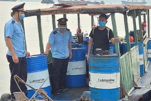 Phát hiện tàu chở 2.000 lít dầu DO không rõ nguồn gốc