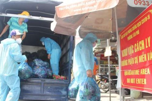 Nhóm thiện nguyện mang ôtô cá nhân, xe công ty đi tiếp tế bà con khu phong tỏa