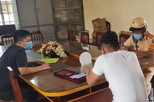 Bị phạt 56 triệu đồng vì điều khiển ô tô thông nhiều chốt kiểm soát dịch