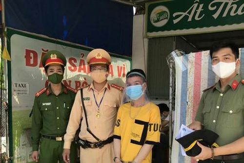 Tạm giữ hai đối tượng múa côn, ném gạch vào chốt kiểm soát dịch